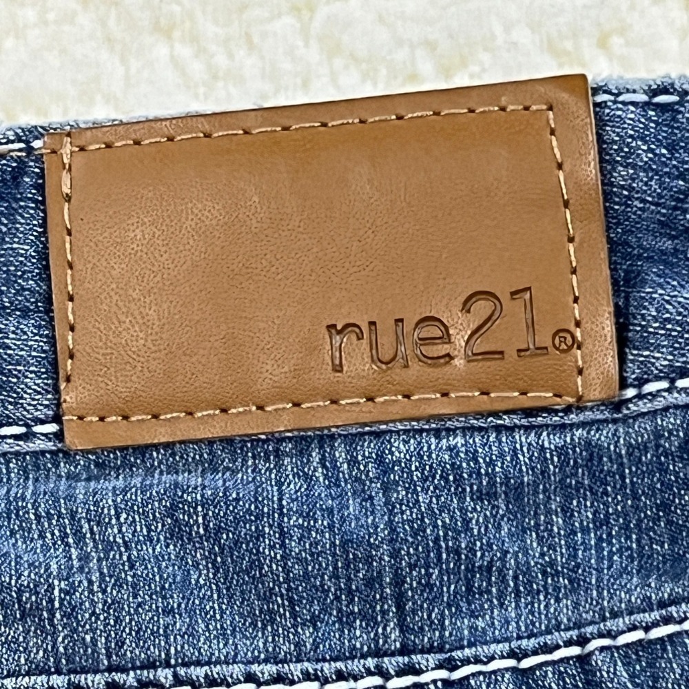 rue21 Crops Women 11/12 Blue Denim Capri Jeans Raw Hem Distressed Stretch Y2K - Picture 9 of 11